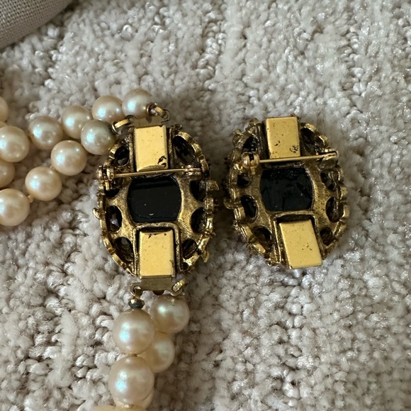 Vintage double strand hand knotted pearl necklace from Mallorca 2 cameo brooches - Picture 5 of 16